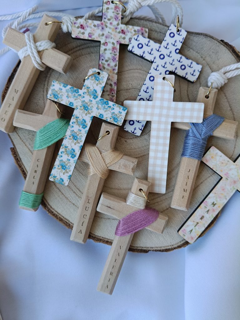 Colgante cruz de madera