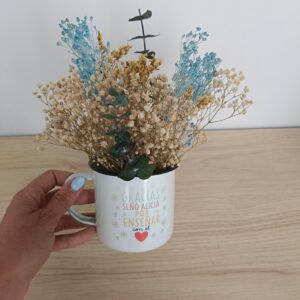 Taza metálica con flores preservadas